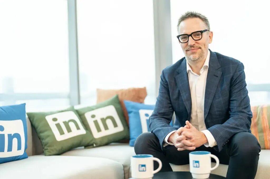 e0bf4592j00t7kdpb001kd000sg00iym LinkedIn CEO:AI 时代「五年职业规划」已过时,短期学习更有效